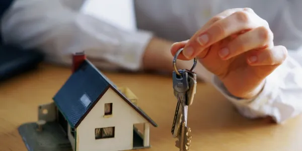 pessoa segurando chave casa