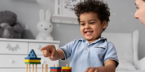 criança sorridente brincando